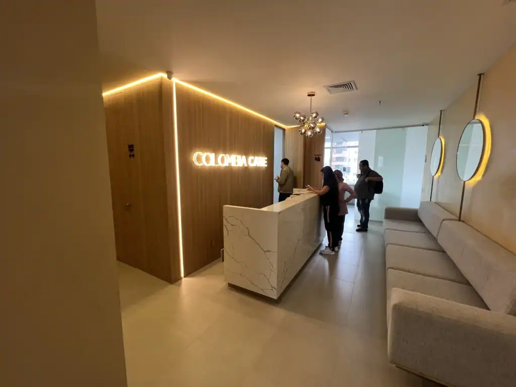 Clínica de transplante de cejas en Colombia, expertos en estética facial.